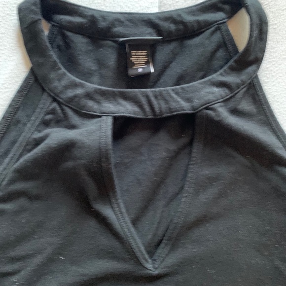 Keyhole Halter Top - Picture 2 of 3